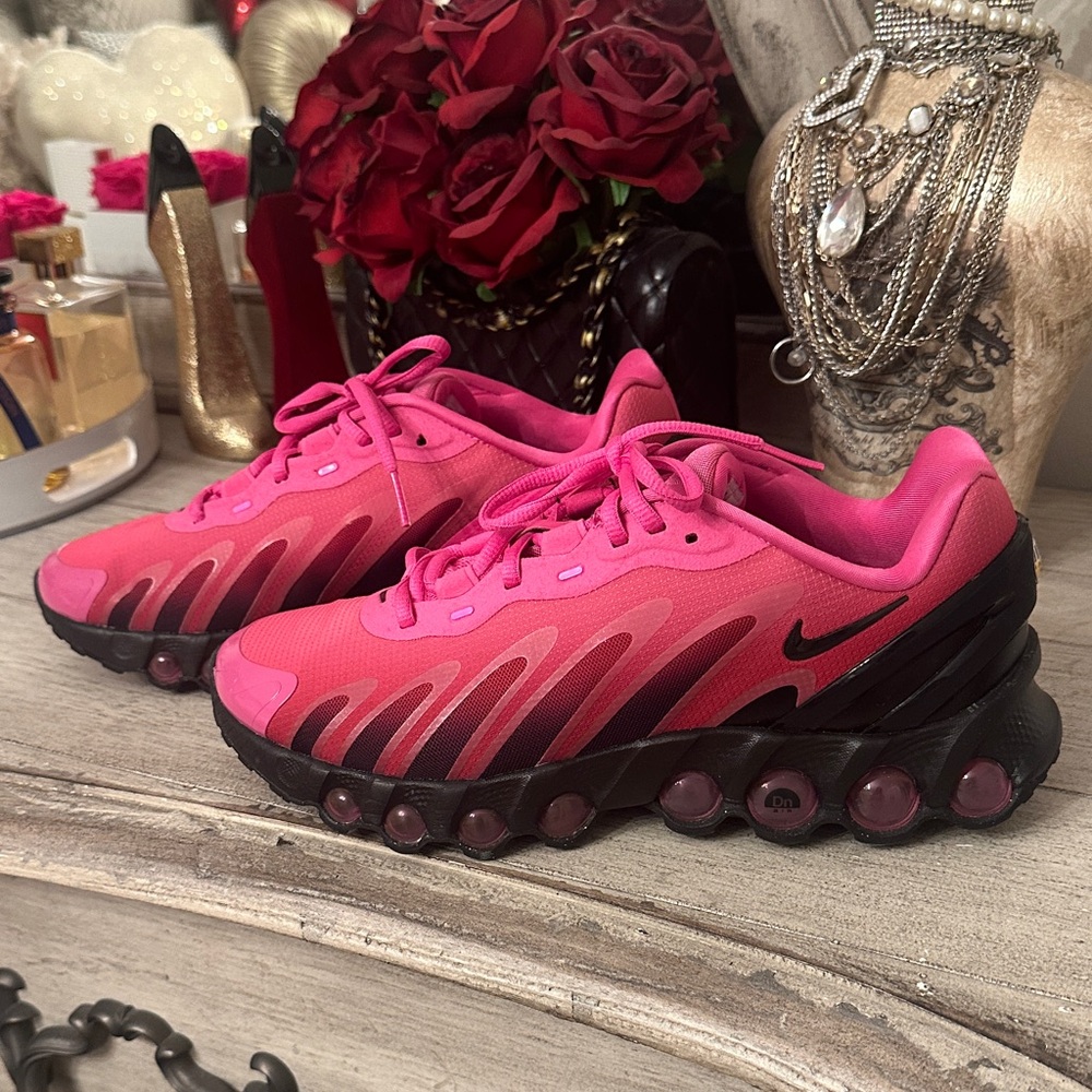 Brand New Nike  Women's Pink Gradient Air-Cushioned Running Sneakers